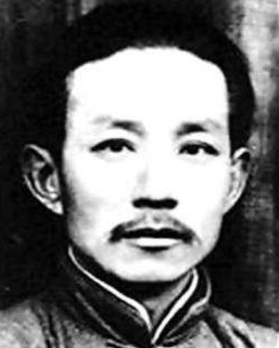 粟裕派他去做汉奸，为了装得像一点，他学了个五毒俱全