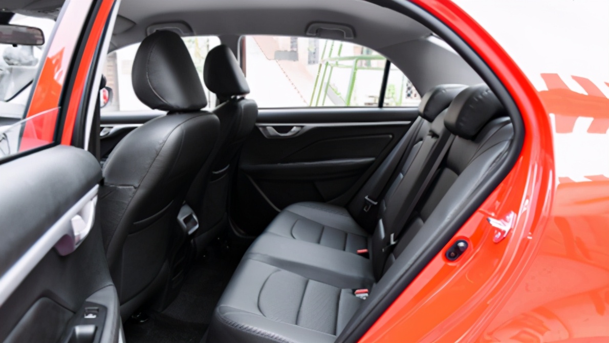 吉利远景和桑塔纳哪个更值得买,选桑塔纳低配好还是选吉利远景好