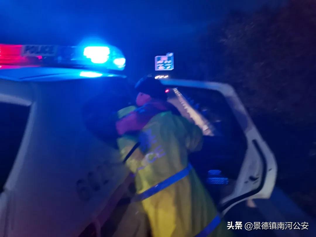 砸窗救人的身影,一群人在暴雨中敲车窗救人