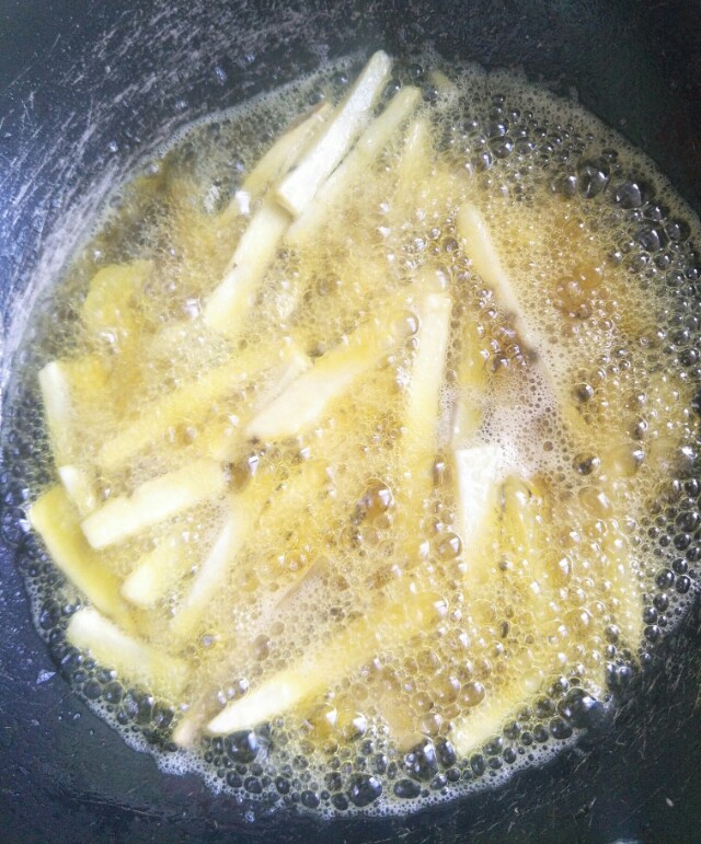 自制炸薯条简单做法,自制炸薯条一秒学会超好吃