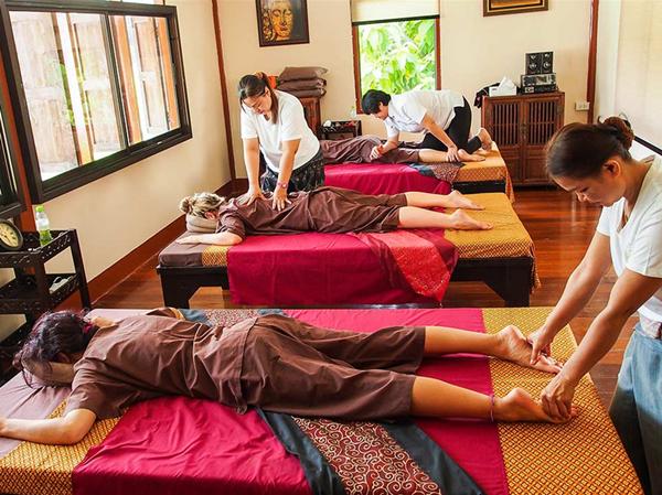 泰国最“特殊”的按摩店，技师都是女囚犯，按摩时有狱警看守