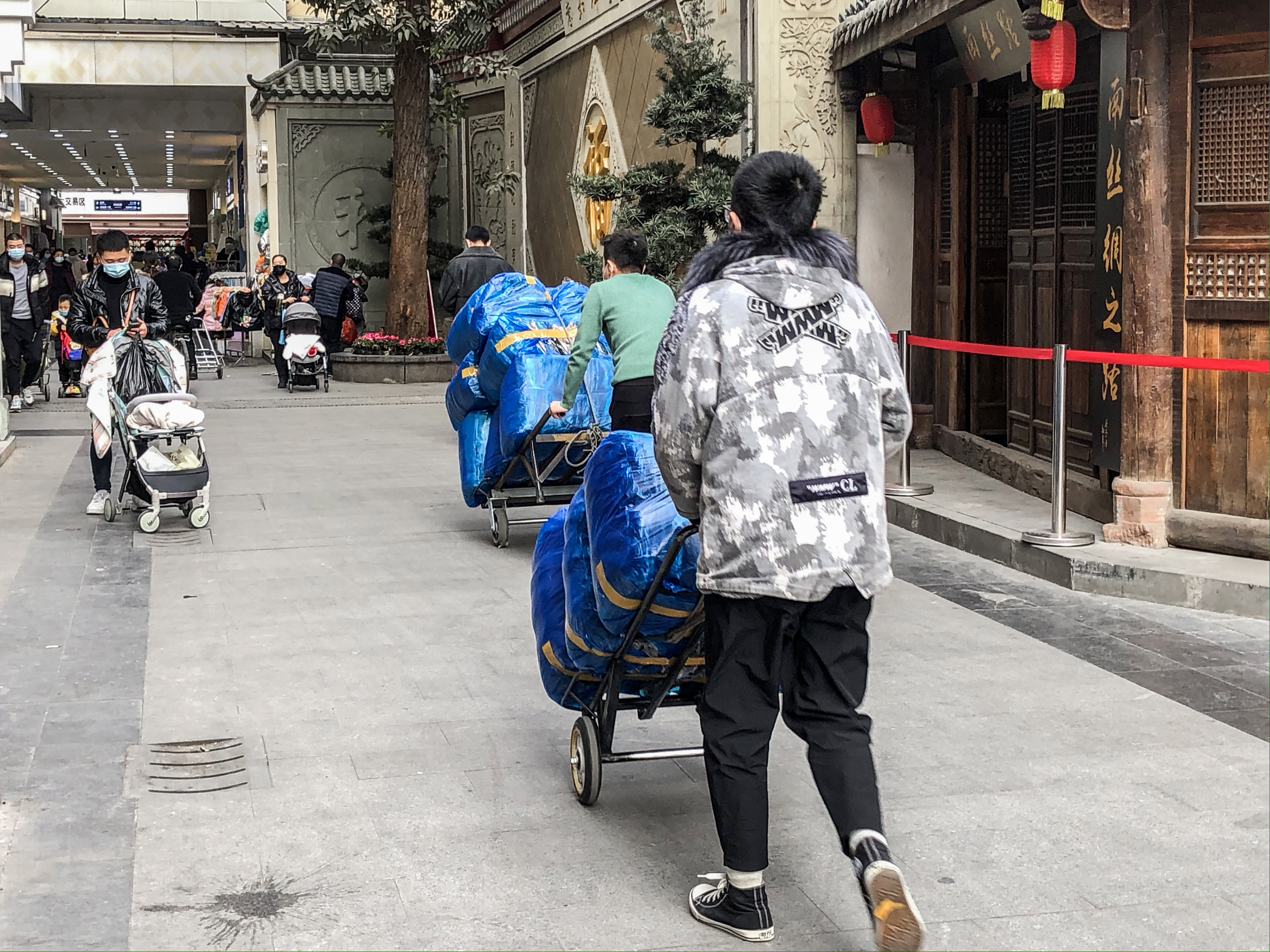 曾是成都“最牛”的服装城，凌晨三点就开始营业，单日能卖十几亿