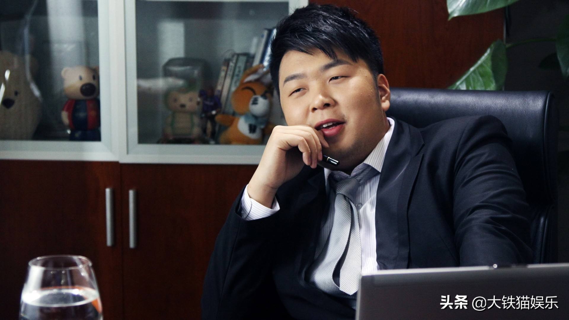 人前是明星背后是资本家,人前是过气明星人后是商业大佬