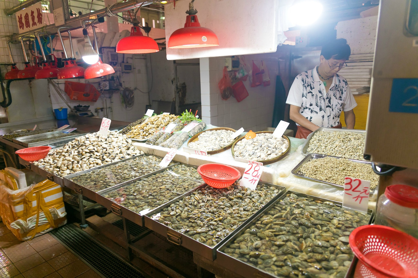 大陆游客逛澳门本地菜场，一斤等于十六两！游客：真实惠