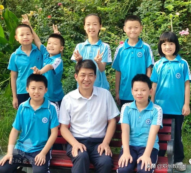 邓州市致远实验学校：桥边观鱼，竹下吟诗！真是师生进校入画来