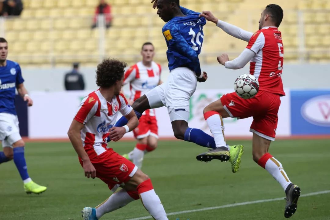 昆明人的足球大餐：七彩云南国际足球邀请赛首轮战罢