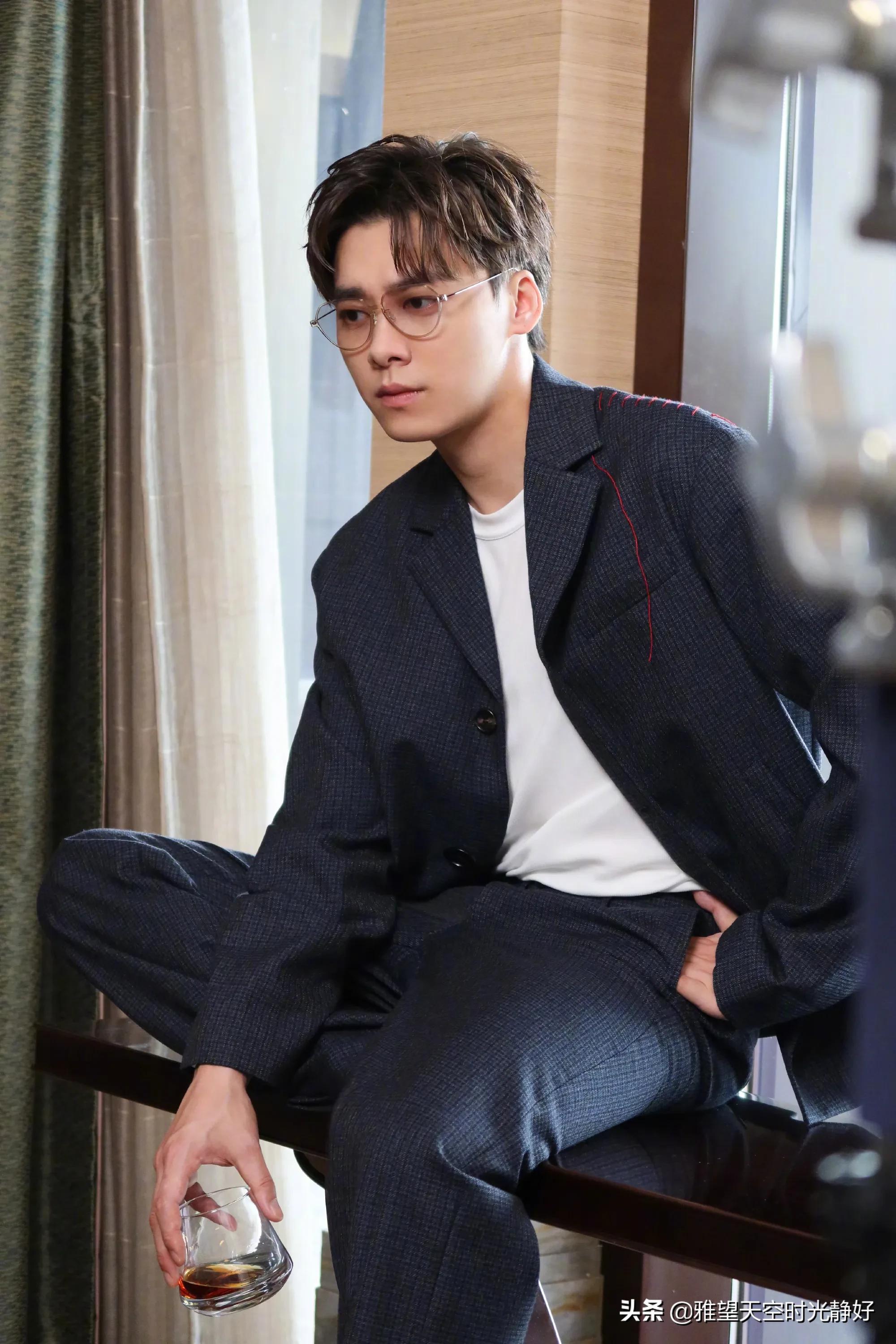 盘点国内男明星眼镜杀高清写真照斯文帅气沉稳内敛雅致贵气