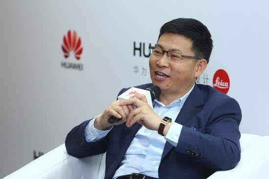 雷军为啥霸气回应华为手机,雷军回应小米和华为