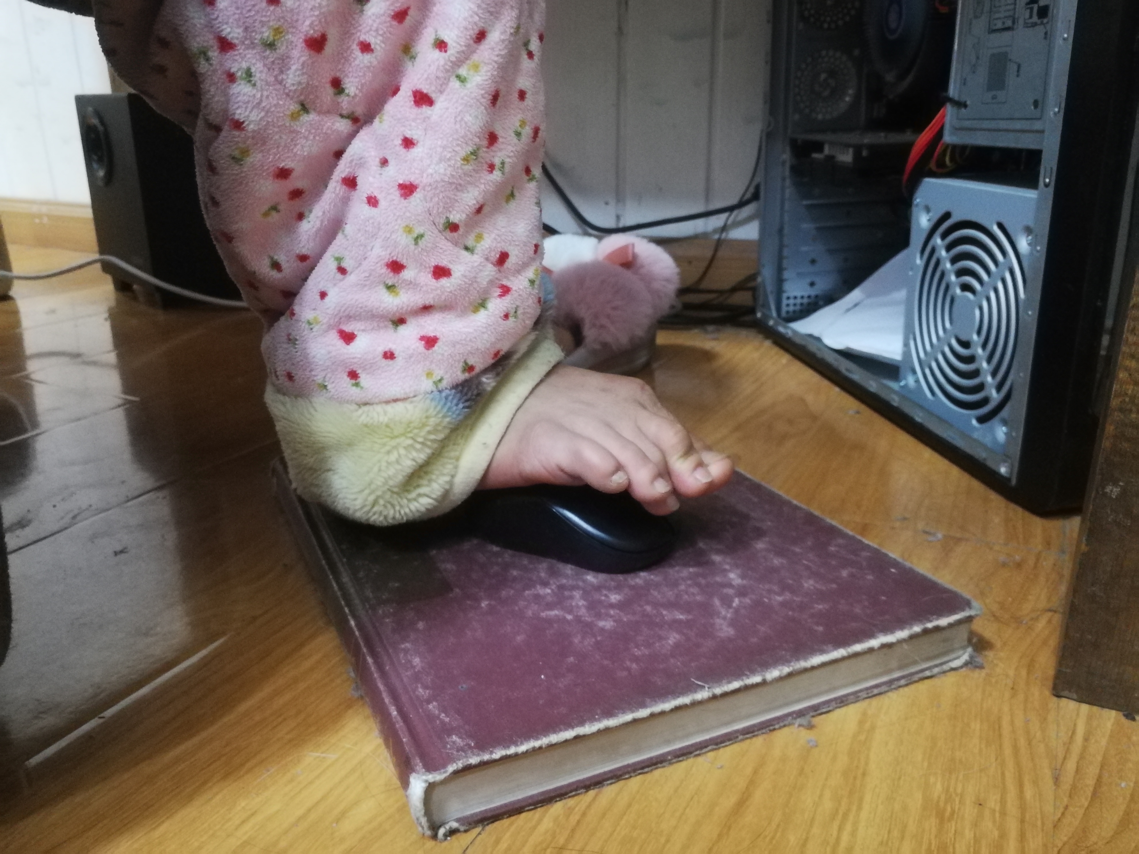 她全身瘫痪，用一只脚打字，输入法失灵，研发者去世，1.5万网友帮她破解修复，重启人生……