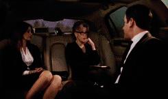 kiss是亲，ass是屁股，但kissherass可不是“kiss她屁股”