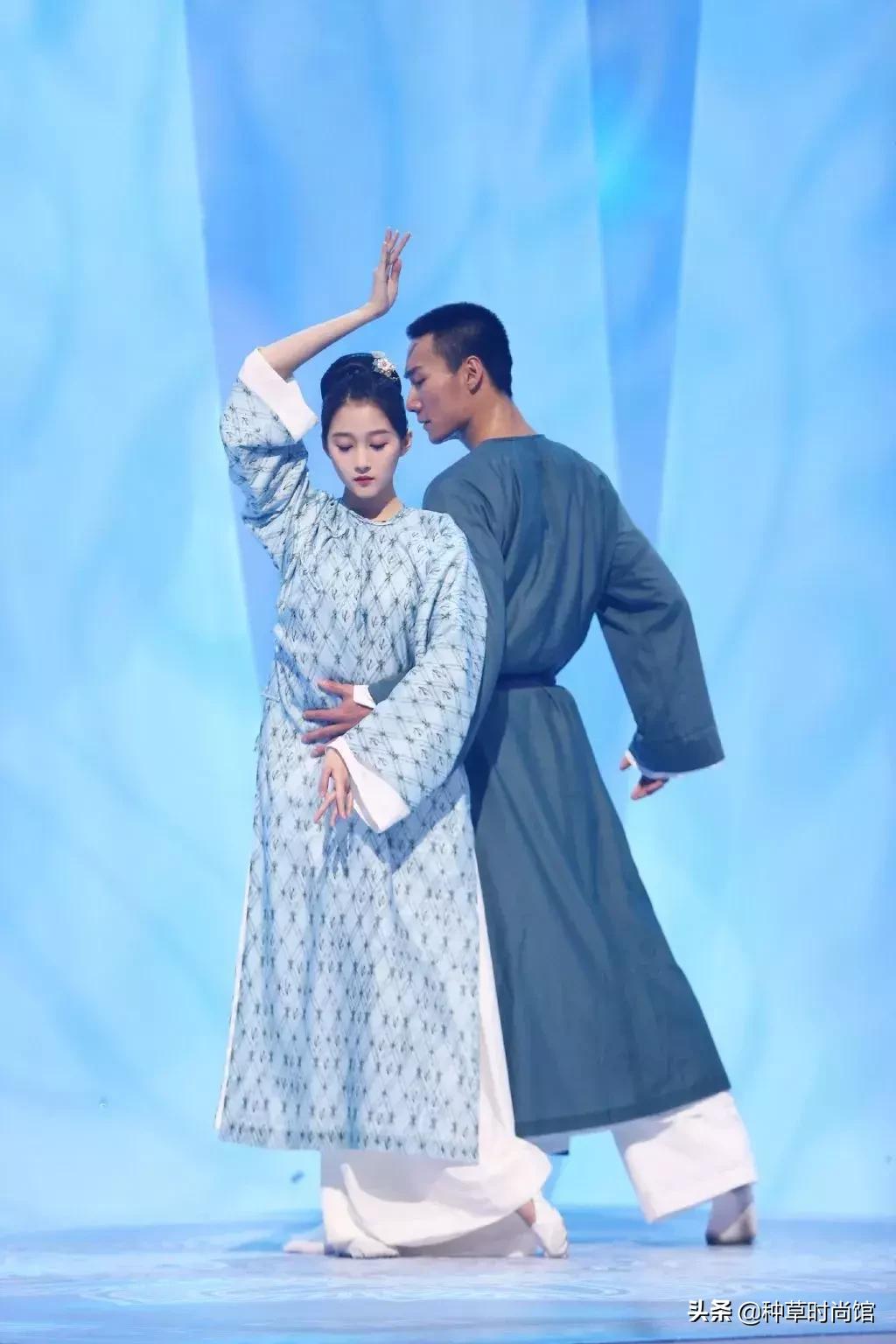 关晓彤素颜自拍与鹿晗撞脸,关晓彤为鹿晗庆生后芭比造型亮相