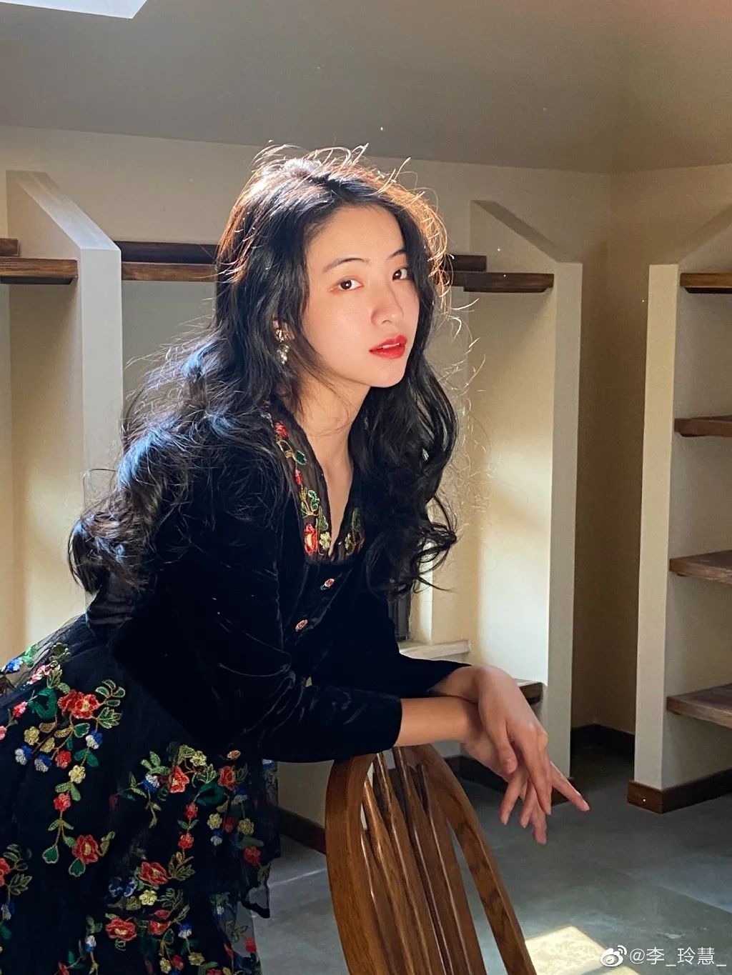 短发烫发2021流行发型40-50岁,2021年显脸小最流行的发型