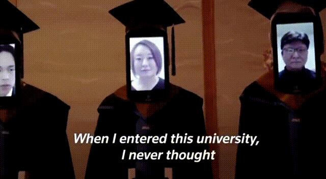 画风诡异的日本云毕业典礼，场面似僵尸电影！网友：有被吓到！