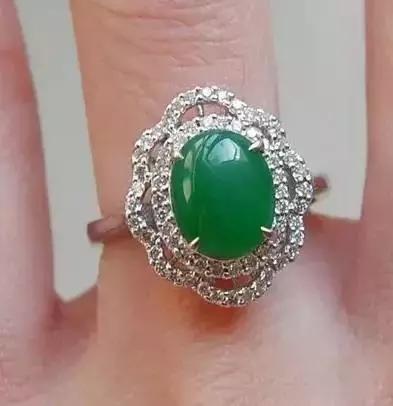 啤酒瓶冒充翡翠手镯全过程曝光,啤酒瓶制作冒充的翡翠手镯