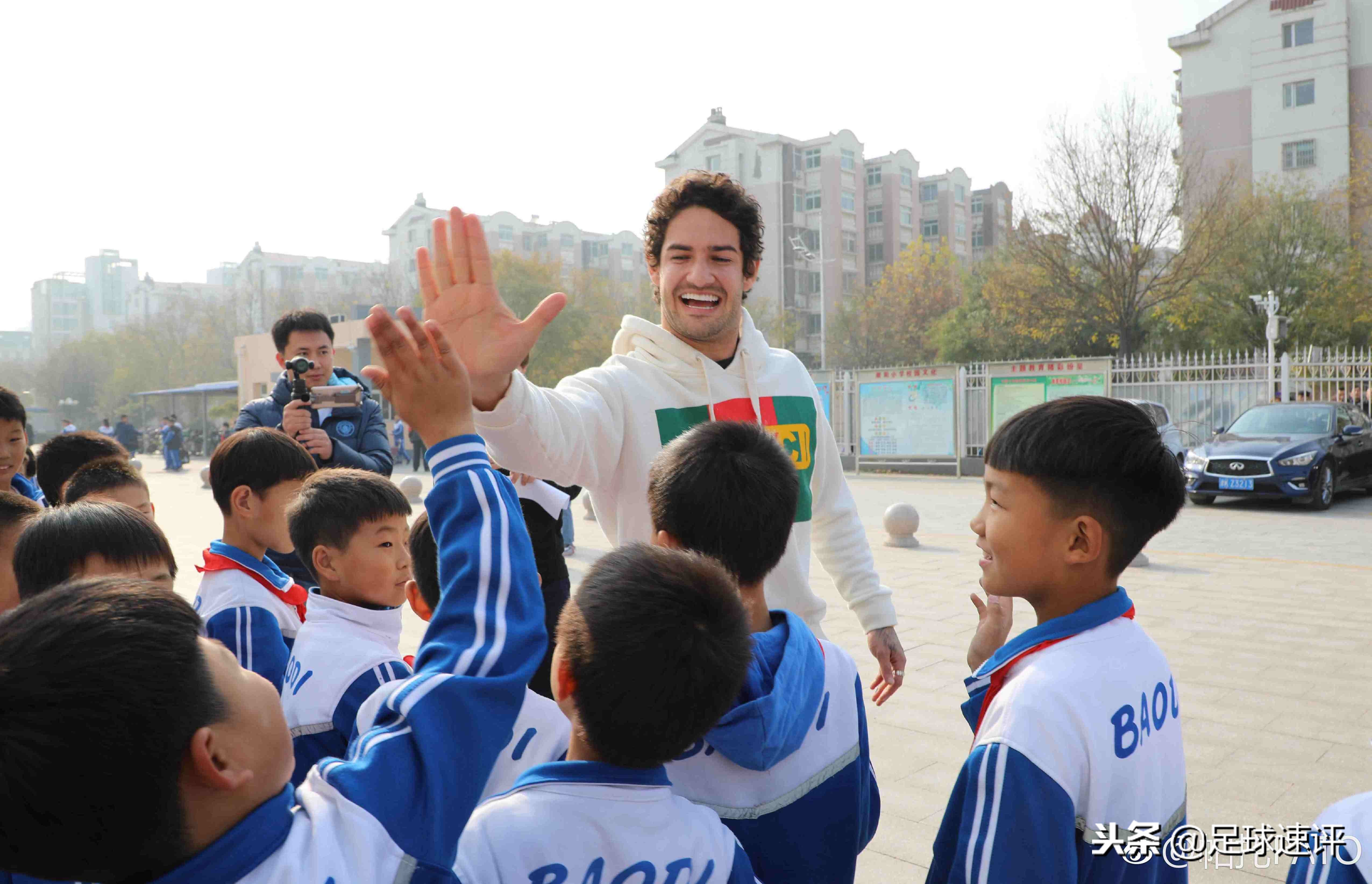 鍦ㄧ悆闃熷浜庡洶澧冪殑鏃跺埢鎸鸿韩鑰屽嚭,鐞冮槦涓村嵄鍙楀懡鍔涙尳鐙傛緶