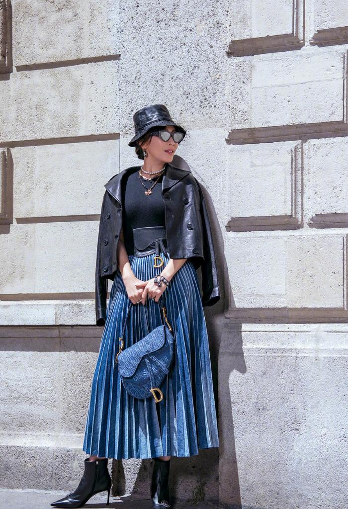 刘嘉玲晒美照印花裙子配香槟,刘嘉玲蝴蝶结图片大全