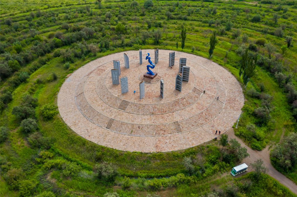 她是滔滔千里黄河的宠儿，阴山之下、河套之上的掌上明珠