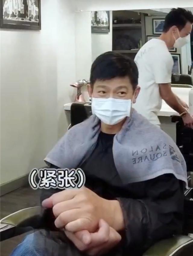 59岁华仔也爱上烫头，戴老花镜有秃顶迹象，曾借于谦梗想说相声