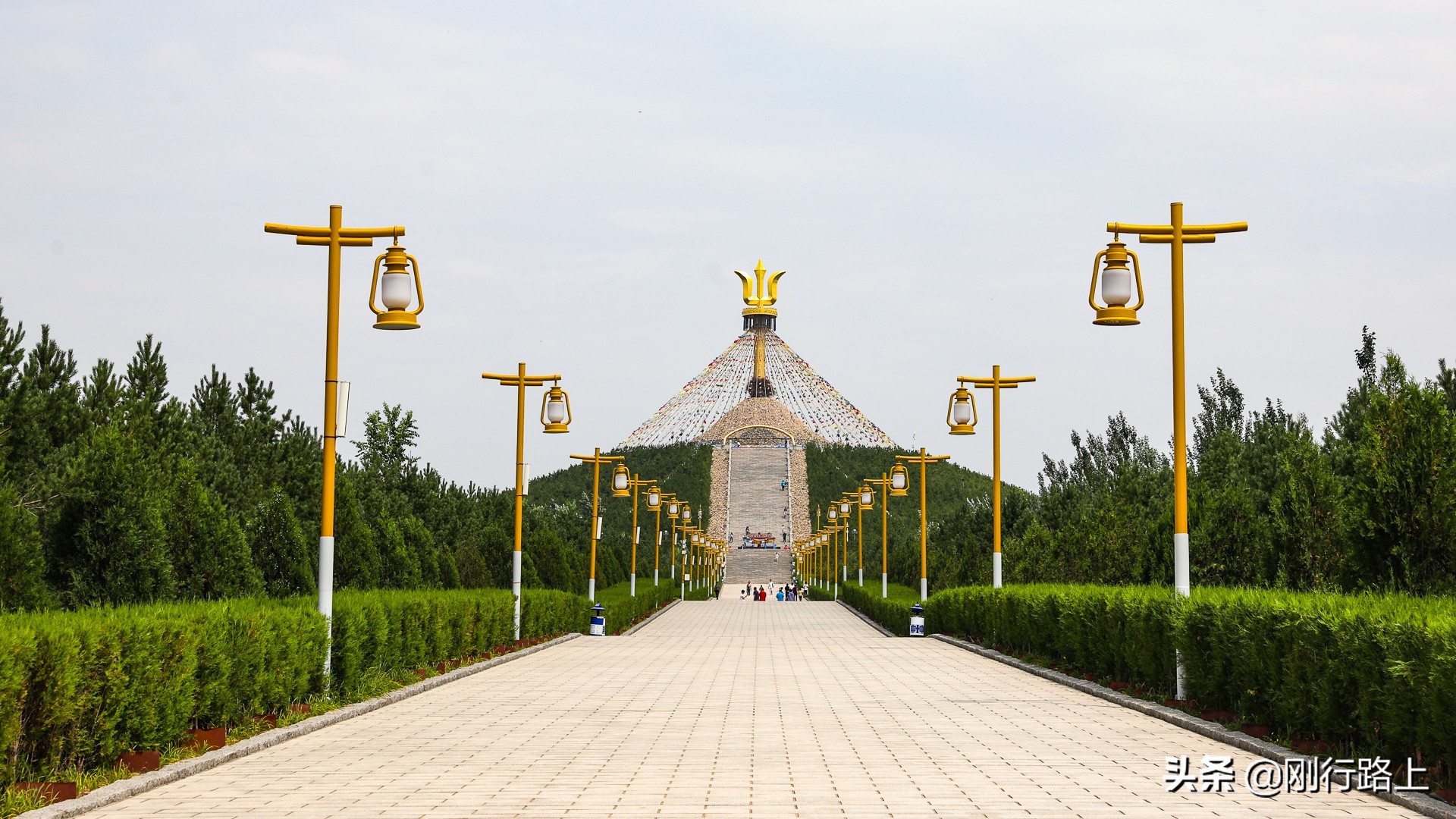 鄂尔多斯的伊克昭敖包，被誉为中国第一敖包，免费开放