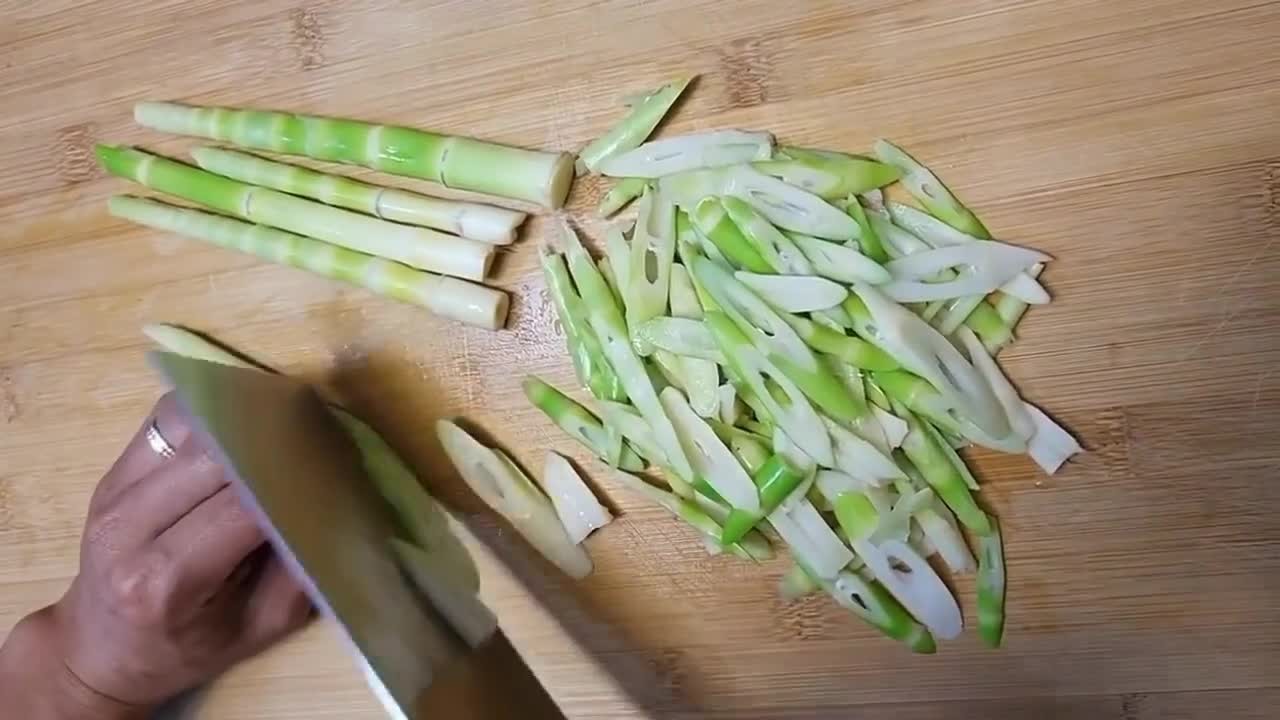 腊肉炒鲜笋最正宗的做法,腊肉炒鲜笋的家常做法