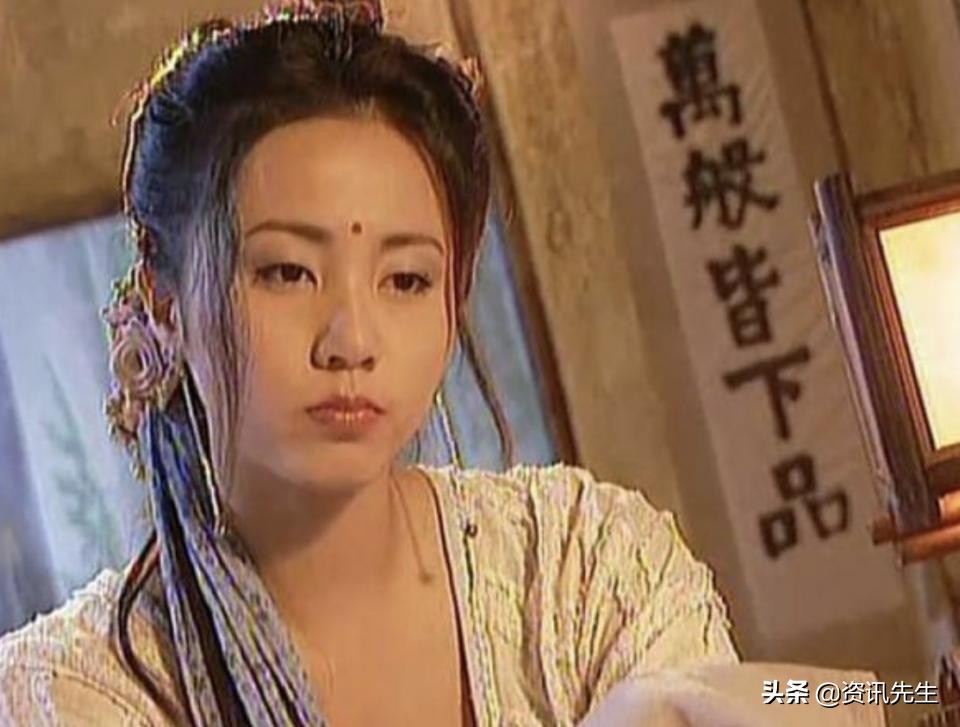 黄磊小女儿穿高跟鞋,黄磊女儿穿花裙显成熟