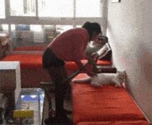 穿恨天高坐地铁的社死现场，两位男士都不忍看这次“崴脚表演”