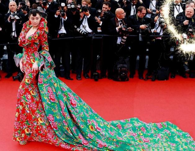 黑料铺天盖地,黑料满天飞娱乐圈