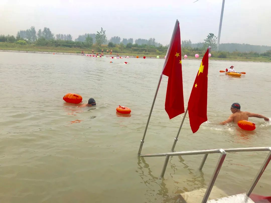 他们用横渡古淮河的方式庆祝国庆节