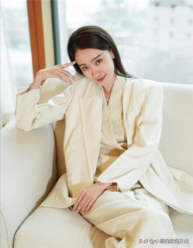 35岁女人穿搭今年流行的修身裤子,外翻直筒阔腿裤穿搭50岁女人