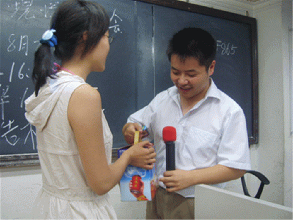 幼儿园老师过生日，晒名牌包包遭举报，网友：一个敢送，一个敢收