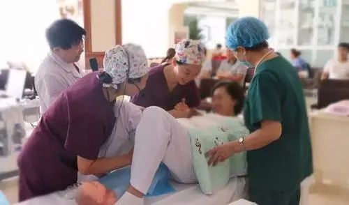 学习正常分娩指南，优化孕妇在产程和分娩中的体验，维护产妇尊严