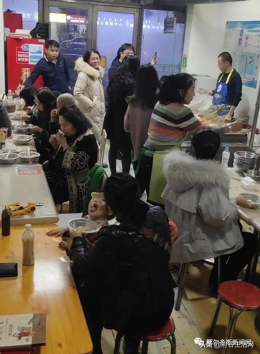 80后小伙赚6万卖烤串,陕西小伙卖辣条致富