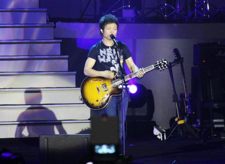 “歌神”许巍：曾因抑郁症险些自杀，如今年过半百，却回归为少年