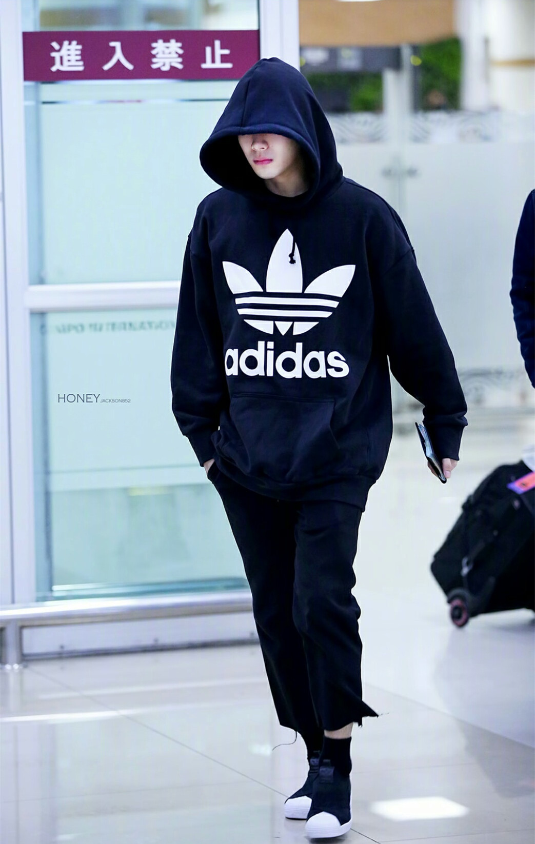 王嘉尔prada西装,王嘉尔fendi上的衣服有多贵