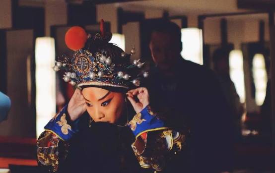 一个只争第一的姑娘，在台上扮男人却成了“头牌”