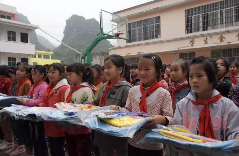 为山里娃点亮希望！南岭铁狼足球俱乐部驰援广西河池