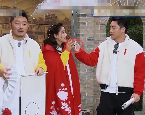 郑恺与杨颖甜蜜互动,郑恺杨颖最新情况