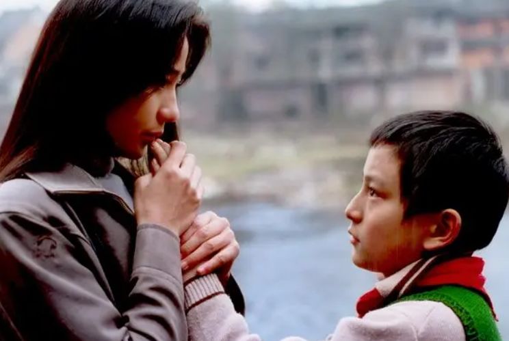 16岁“小镇荡妇”的屈辱成长史，这部电影道尽了人性和欲望