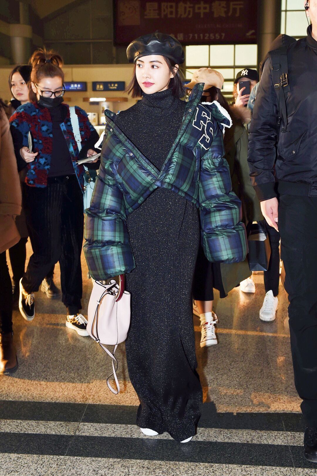 什么样的贝雷帽适合年轻人戴,白色有黑边的贝雷帽的正确戴法