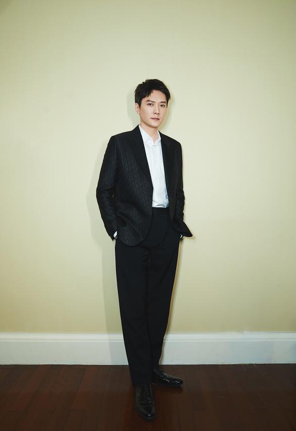 冯绍峰的穿搭是什么风格,冯绍峰白衣服西装