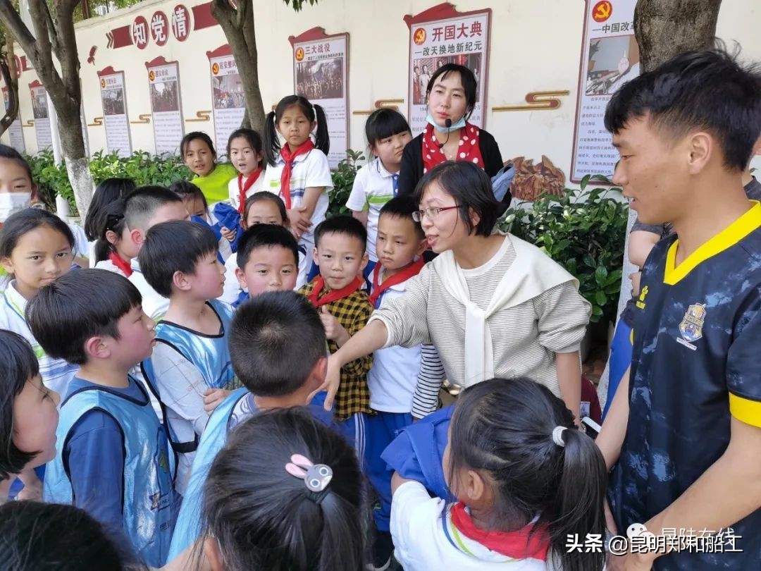 有限的场地无限的足球--新迎二小首届昆陆敦搏杯班级足球联赛开幕