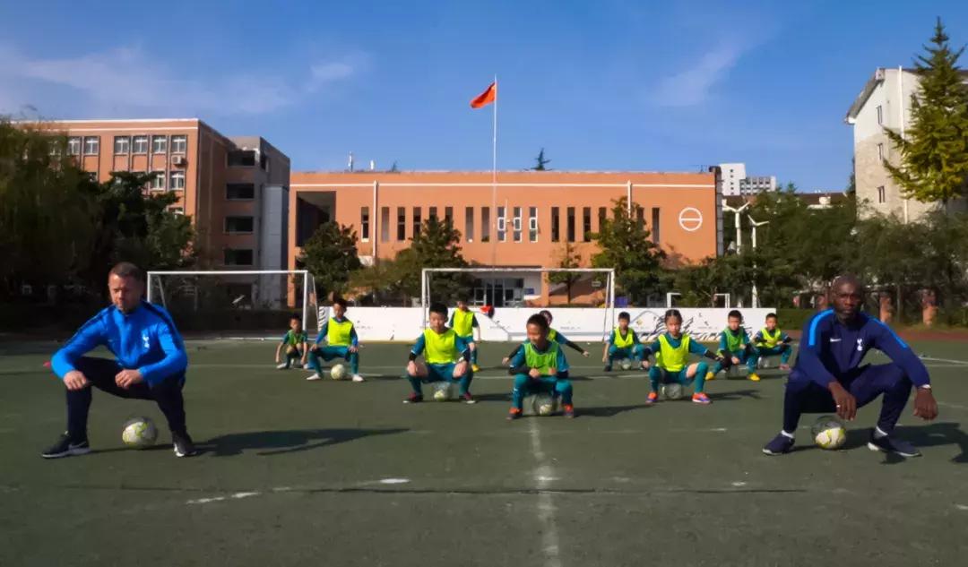 教成都学生热身操，热刺教练发现“球星潜力股”，想带回英国教！