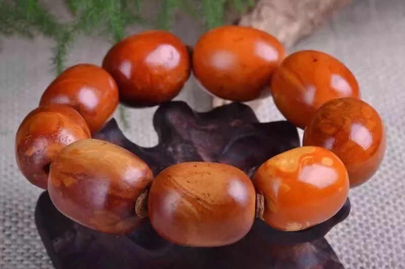 紫外线照射鉴定琥珀蜜蜡的真假,蜜蜡鉴定真假的方法介绍简单易学