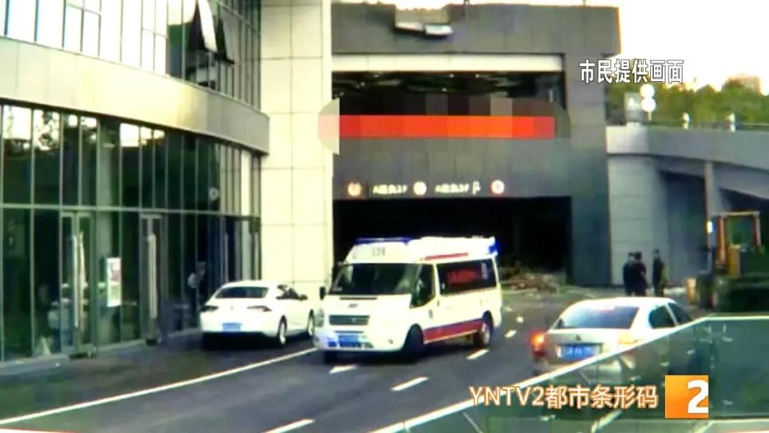 昆明一女子开车不慎坠落河中,昆明轿车高空坠落