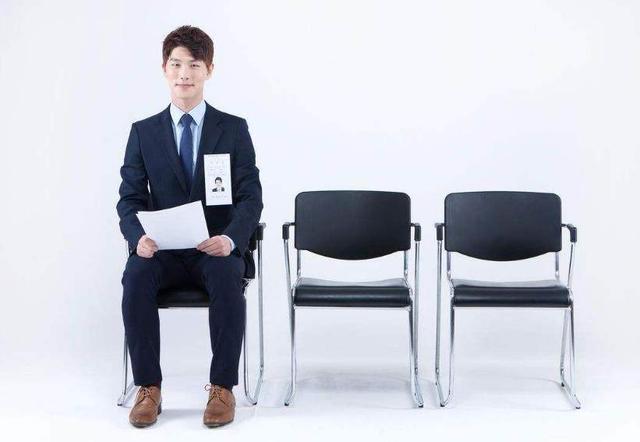 面试官：有人给你误充了200话费，你怎么办？小伙的回答太机智了