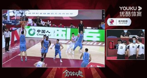 比阿日还狠！北京队长脚踩广东奇兵要害，后者面容痛苦裁判没反应