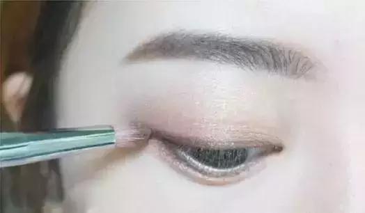 简单易上手的眼妆教程步骤,超详细的眼妆教程你一定学得会