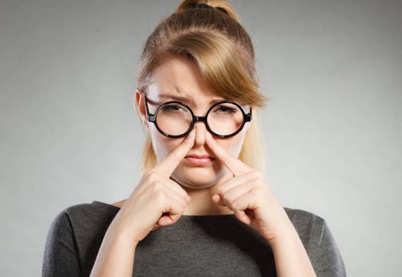 年轻人身上的异味是什么原因,女生身上有烟臭味是怎么回事