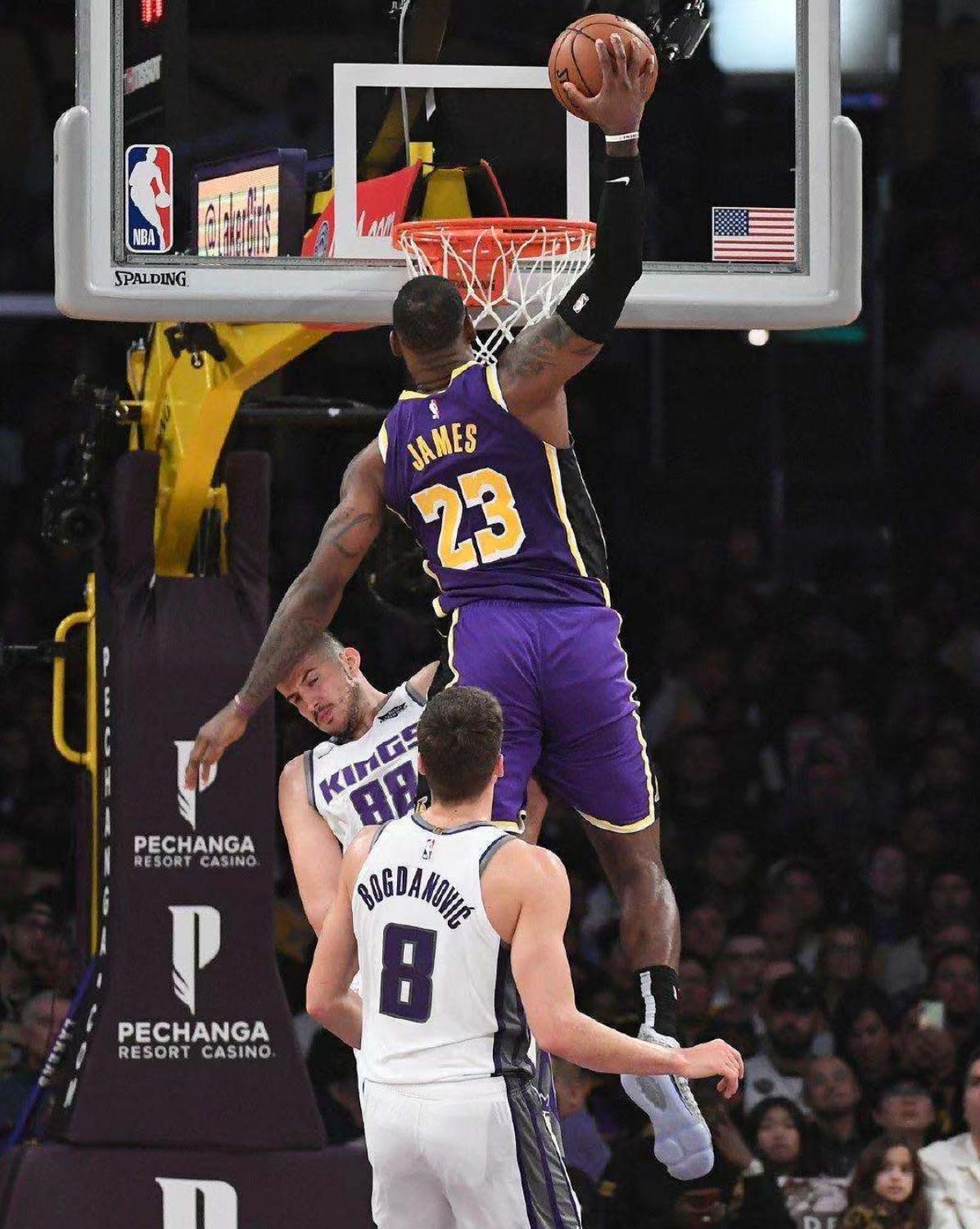 詹姆斯逆天弹跳扣碎篮板是真的吗,詹姆斯在nba弹跳什么水平