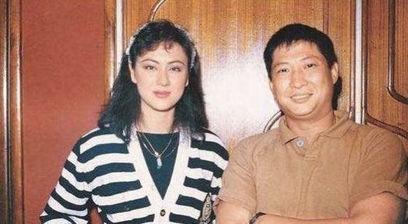 洪金宝抽雪茄戴金链,68岁洪金宝身体瘦成皮包骨头